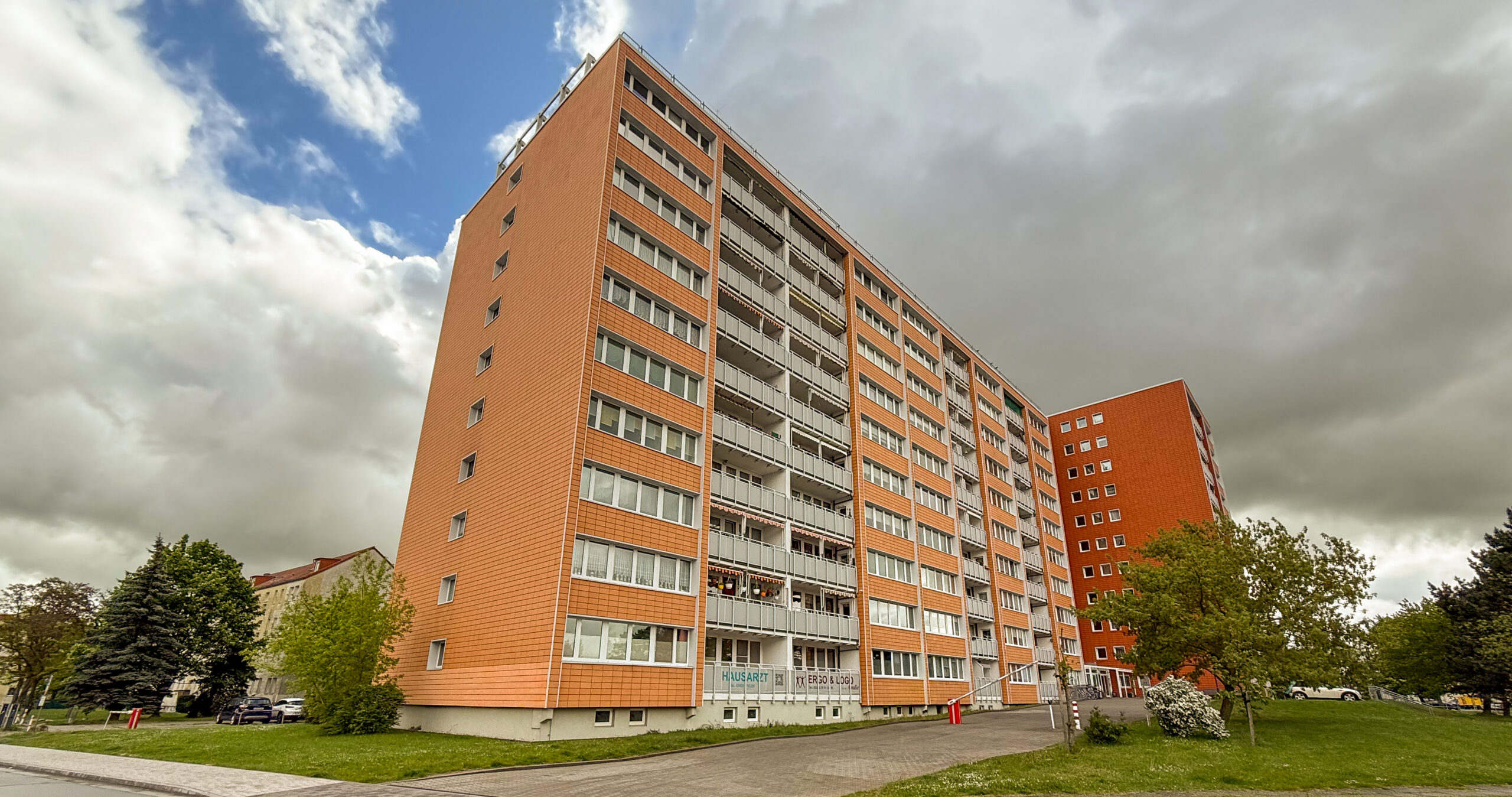 Frontansicht Hochhaus Eilenburg. Unsere Hausarztpraxis befindet sich im Erdgeschoss.